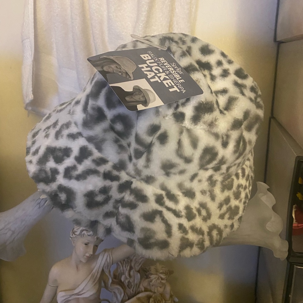 Elegant Faux Fur Leopard - Picture 3 of 3